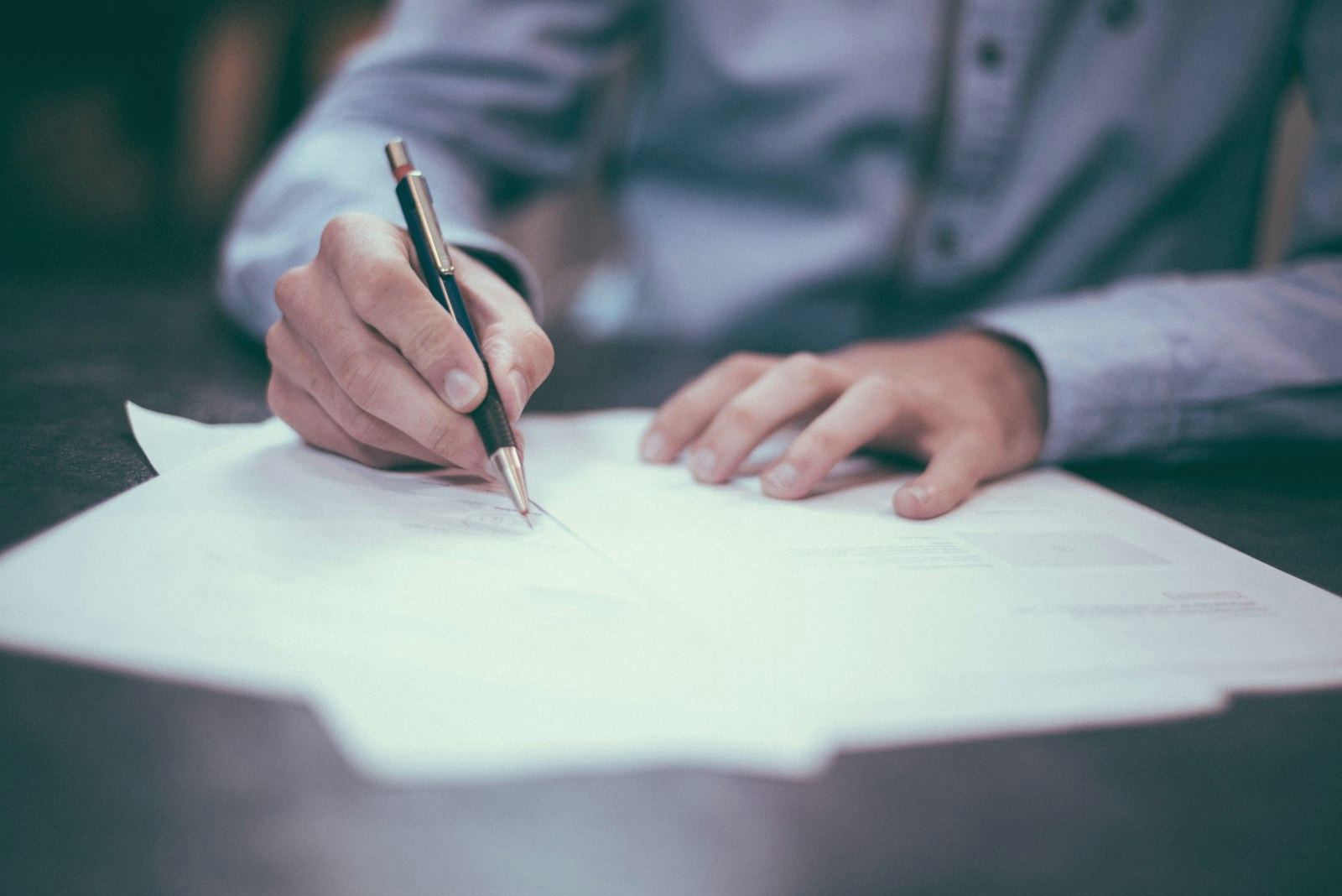 Consultor analisando e assinando documentos